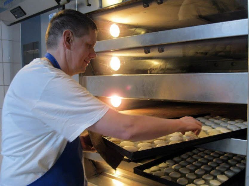 Bäcker Sven Kattner nutzt die Abendstunden, um Anisplätzchen zu backen und Stollen zu verzuckern.