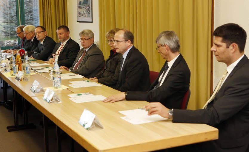 Vertreter der Klinik-Träger - Landrat Uwe Schulze (4.v.l.) und OB Peter Kuras (M.) - sowie die Leitungen der beiden Kliniken stellten das Projekt vor.