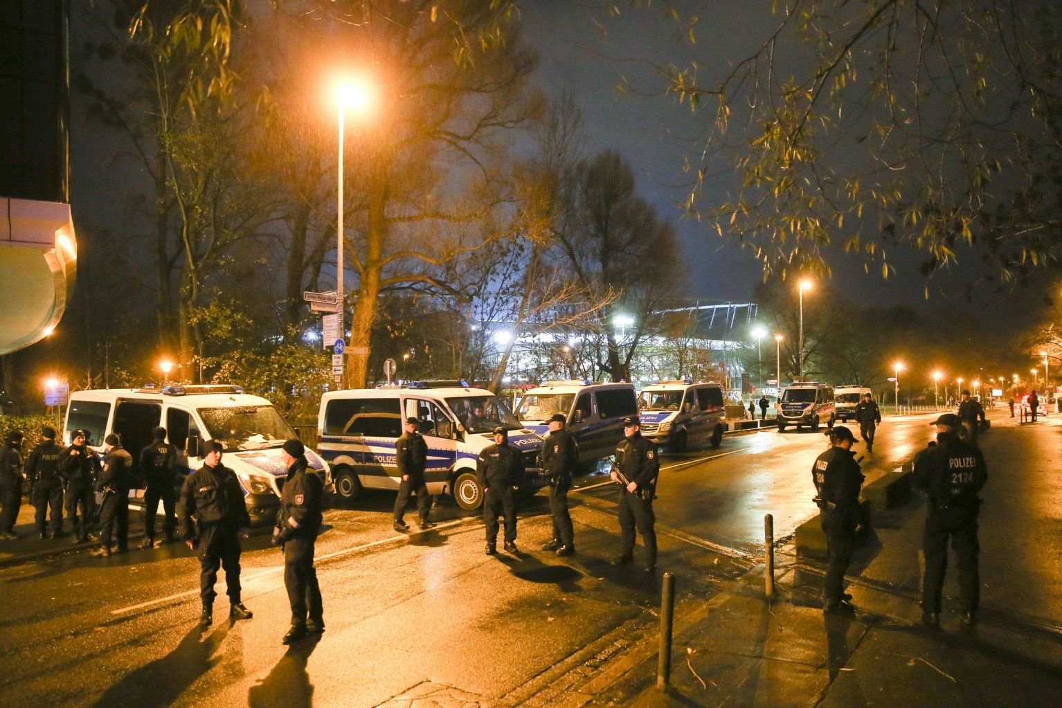Polizisten haben den Bereich vor der HDI-Arena in Hannover abgesperrt.
