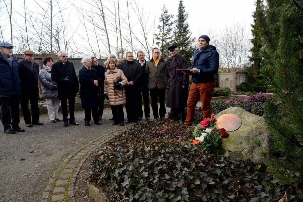 Auf dem Michaelisfriedhof ist Samstagmorgen ein Gedenkstein für Konrad „Papa“ Braun eingeweiht worden. Die Idee hatte der Petrik Wittwika (r.). Umgesetzt wurde die Idee mit Hilfe des Fördervereins Historisches Kochbuch Zeitz, der Initiativgruppe Weinhof Kloster Posa und einer Baufirma.