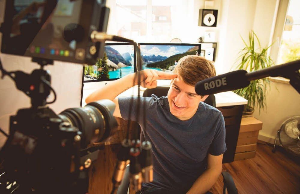 Der 21-jährige Felix Bahlinger aus Leipzig ist „YouTuber“ und verdient damit sogar Geld. Mittlerweile kann er davon sehr gut leben und hat sozusagen sein Hobby zum Beruf gemacht. Dafür arbeitet er aber zum Teil fast rund um die Uhr an seinen YouTube-Kanälen - nur selten hat er auch mal frei. Auf diesen stellt Felix Bahlinger regelmäßig neue Technik und Software vor.