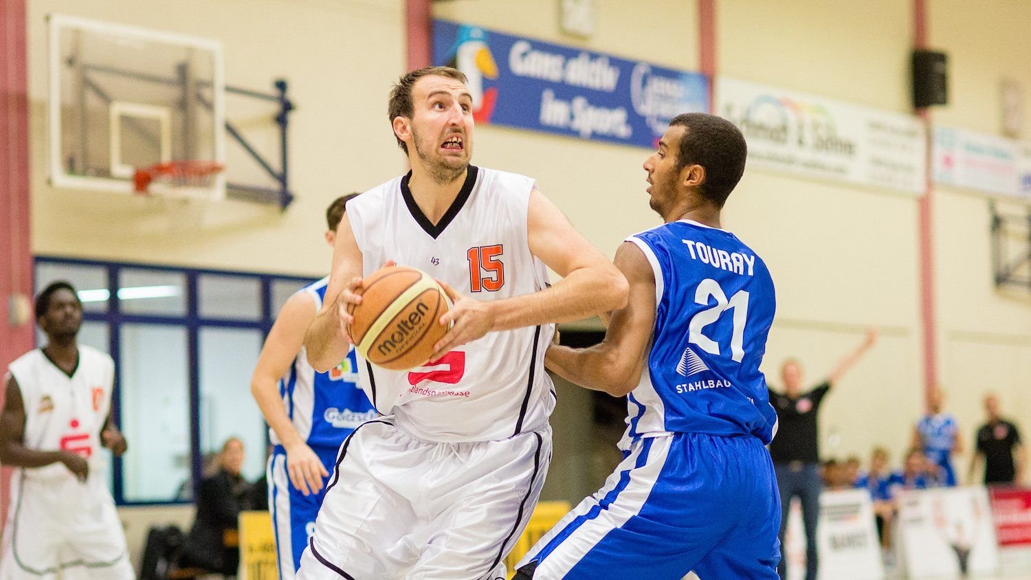 Ljubisa Markovic (am Ball) und die Aschersleben Tigers schieden gegen die BSW Sixers aus.