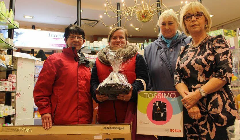 Anlässlich ihres Jubiläums hat Apothekerin Gerburg Kuhnert (re.) an alle Kunden Lose mit insgesamt 25 Preisen verteilt. Die drei Hauptpreise hatten es in sich. Helga Kirstein freute sich über einen Fernseher, Sabine Sievert über einen Kaffeeautomaten und Andrea Wondra über eine Pflegeserie.