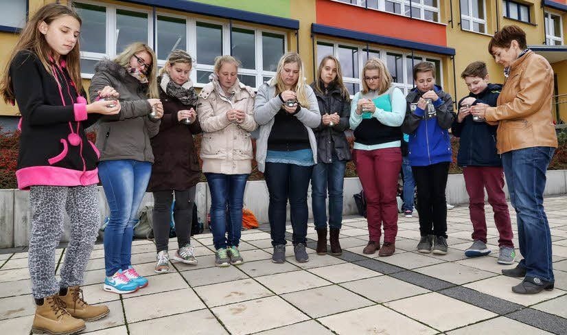 Die Allstedter Schüler und Lehrer gedachten am Montag der Terroropfer in Paris.
