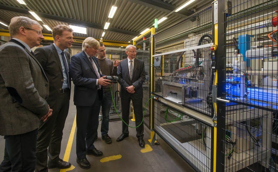 Beim Start der neuen Fertigungsanlage: Geschäftsführer Ralf Schumann, Mechatroniker Andreas Riemenschneider, Minister Hartmut Möllring, Landtagsabgeordneter Ulrich Thomas und Ortsbürgermeister Manfred Kaßebaum (v.r.).