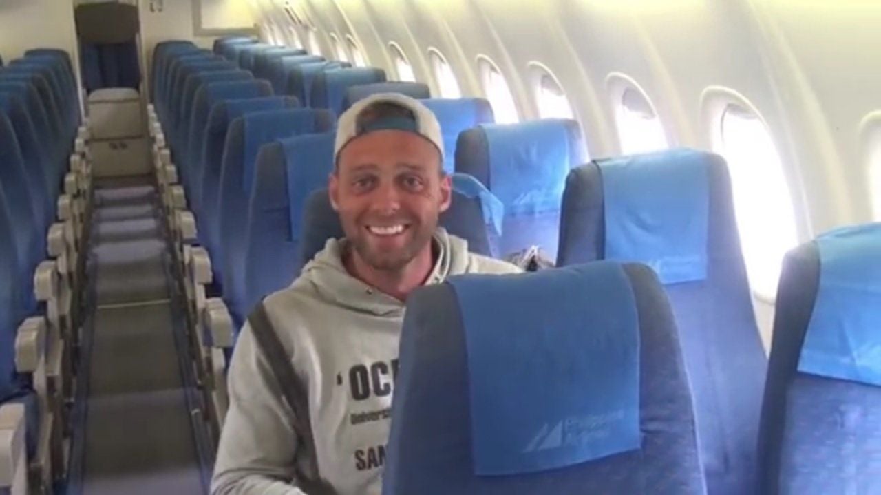 Alex Simon als einziger Passagier im Flugzeug.