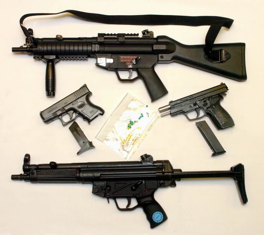 Täuschend echt: Wenn man es nicht wüsste, könnte man auch die obere Waffe für eine richtige halten, unten ist sie es. Die rein optische Verwechslungsgefahr ist schon groß.