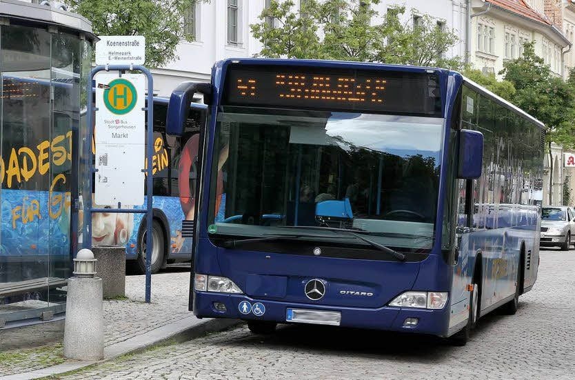 Ein Bus der Verkehrsgesellschaft Südharz hält an einer Haltestelle in der Kreisstadt.