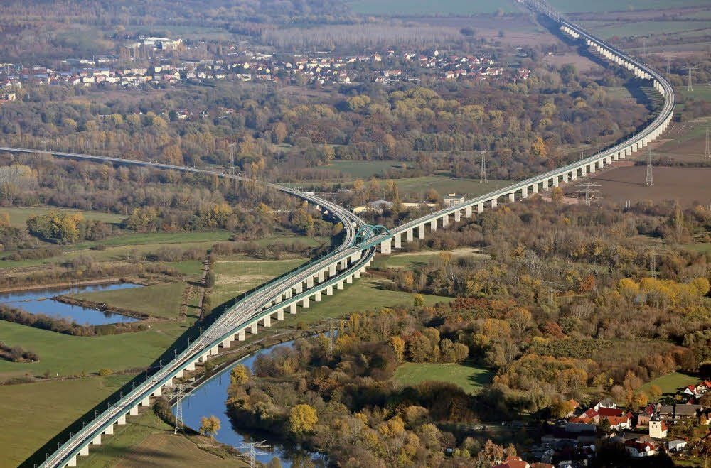 Links nach Halle, rechts nach Leipzig - mit rund sechs Kilometern ist die Saale-Elster-Talbrücke südlich von Halle die längste Brücke Deutschlands.