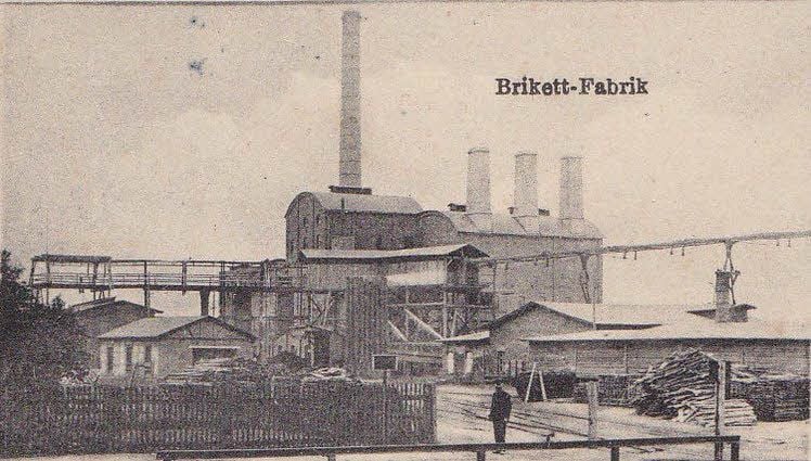 Ein alte Aufnahme der Brikettfabrik mit dem Schornstein.