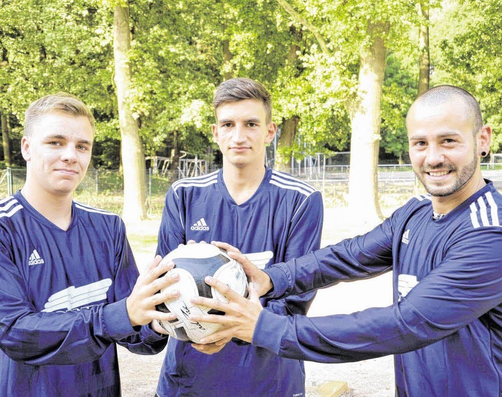 Die drei ehemaligen VfL-Kicker Felix Teichert, Alexander Naumann und Marius Nowoisky (v.l.) tragen nun das Trikot des TV Askania.
