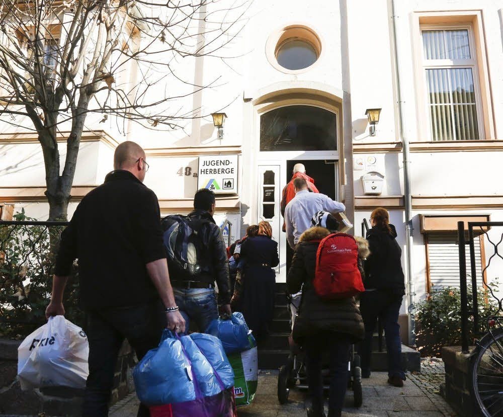 Begleitet von Sozialarbeitern sind 70 Flüchtlinge eingezogen.