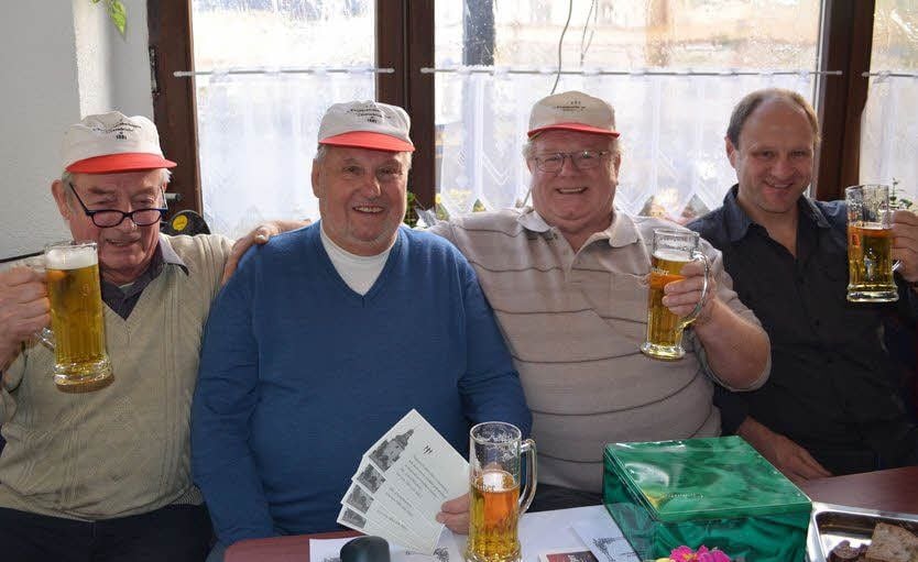 Freuen sich über das Wiedersehen: Die Hettstedter Manfred Schubert, Alfred Hirschl, Rolf Kühne und René Rienäcker (von links).