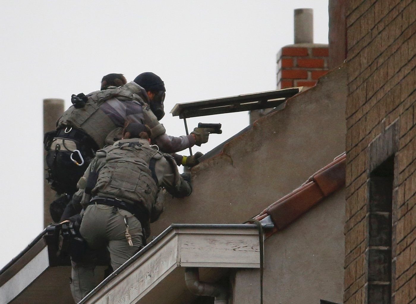 Belgische Spezialeinheiten bei einer Razzia in Molenbeek.