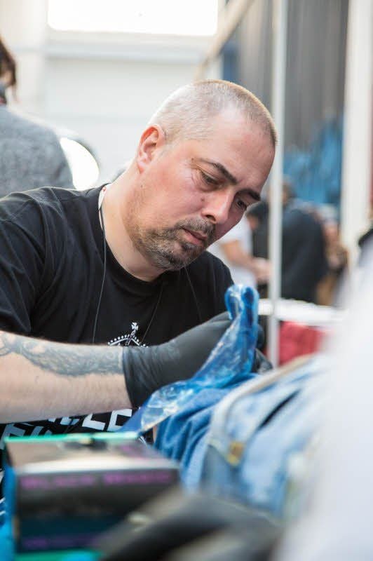 Tätowierer Matthias Seebo bei der Arbeit.