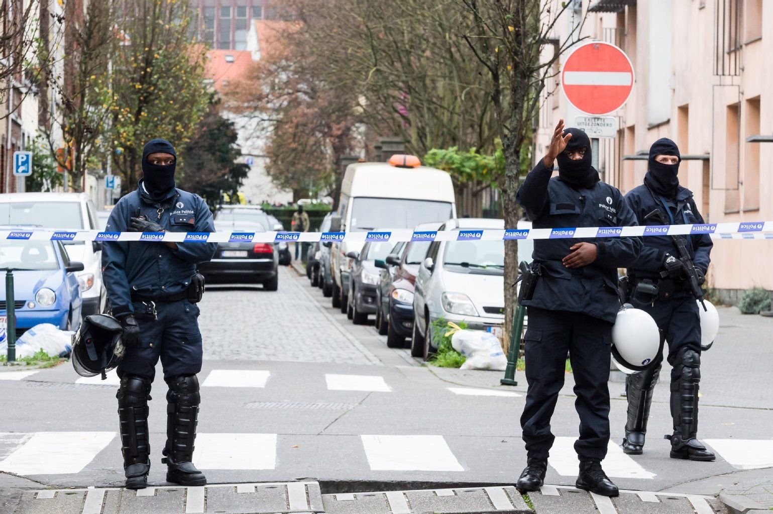 Schwer bewaffnete Polizisten im Brüsseler Stadtteil Molenbeek.