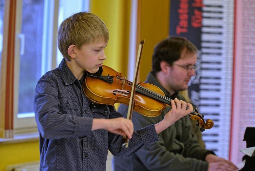 Christian Baufeld, am Klavier begleitet von Christopher Lichtenstein, beim Regionalwettbewerb „Jugend musiziert“ in Dessau