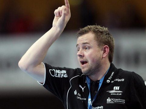 Auch der Bundestrainer der deutschen Handball-Frauen, Heine Jensen, freut sich über den Überraschungssieg.