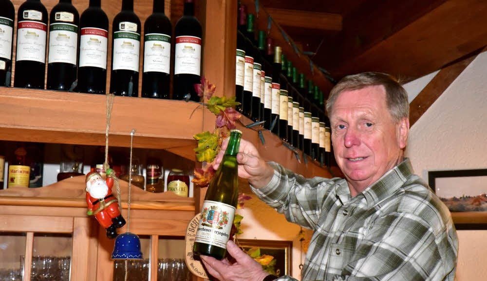 Hans-Werner Habelmann mit einem Gutedel von der Lage Burgwerbener Herzogsberg. Der Weißwein stammt aus dem Jahr 1988.
