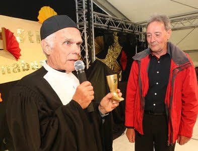 Pastor Michael Stifel (Peter Burckhardt) mit Annaburgs Bürgermeister Erich Schmidt (SPD)