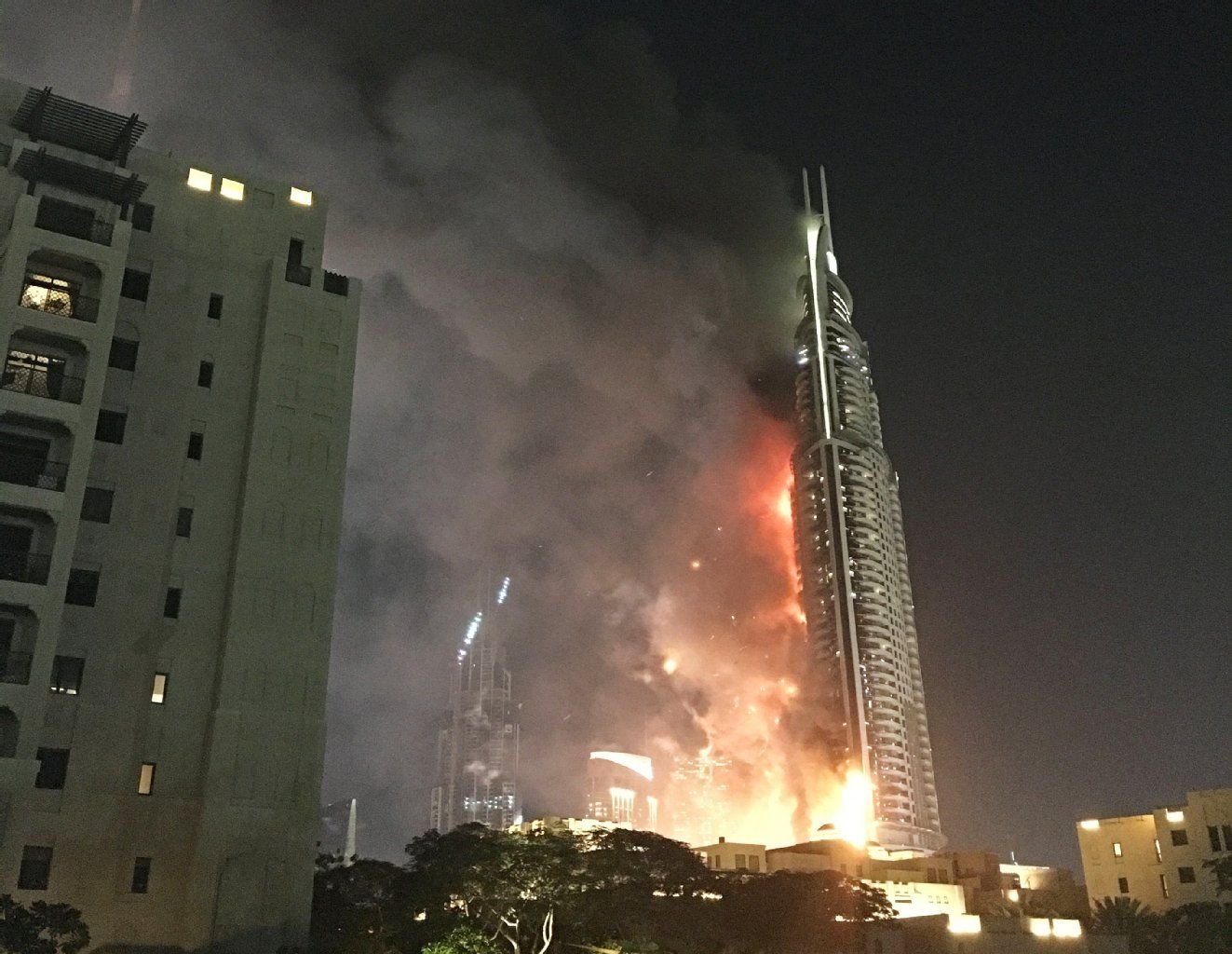 Flammen schlagen aus dem Address Hotel in Dubai.