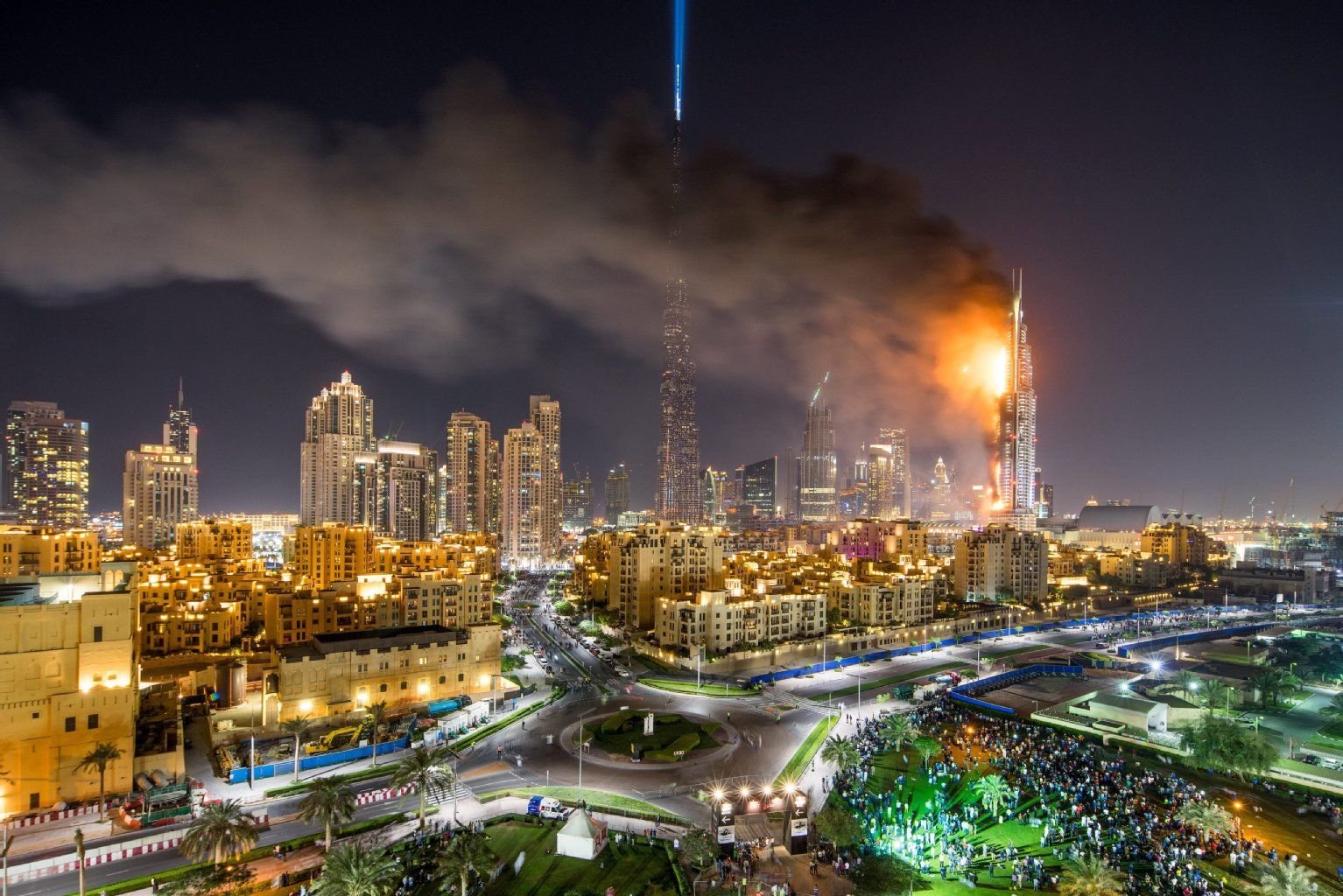 Blick über Downtown Dubai: Das Luxushotel Address steht in Flammen.