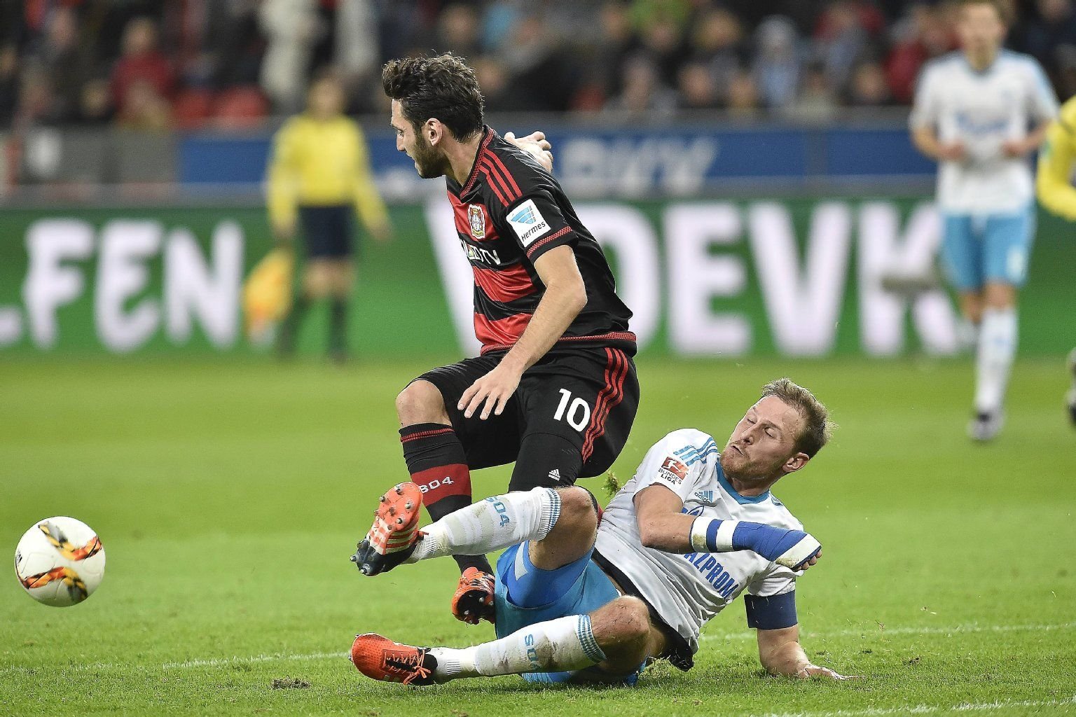 Hakan Calhanoglu von Bayer Leverkusen und Benedikt Höwedes von Schalke 04 im Zweikampf.