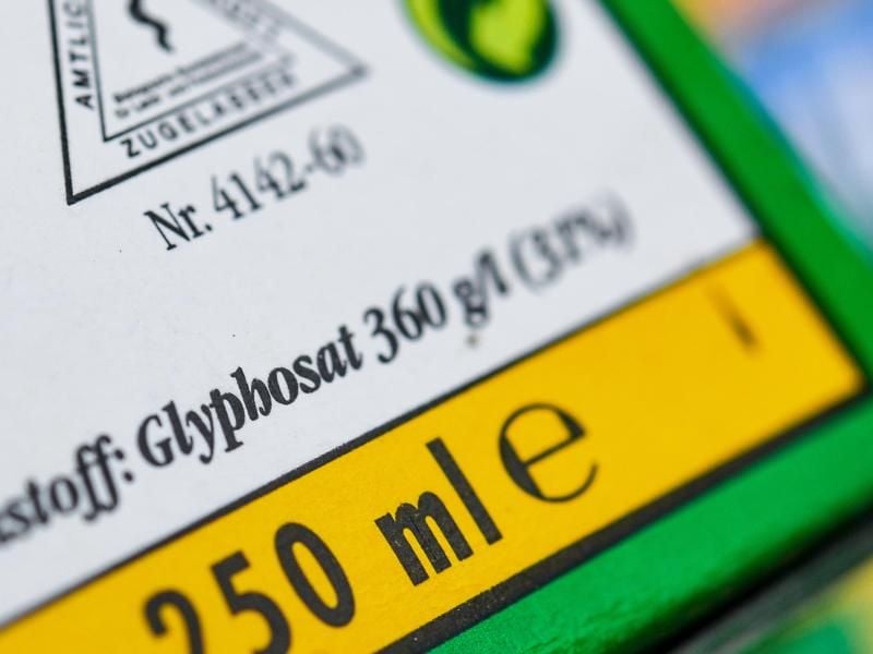 Die Verpackung eines Unkrautvernichtungsmittels, das den Wirkstoff Glyphosat enthält. Foto: Patrick Pleul/zb/dpa/Archivbild