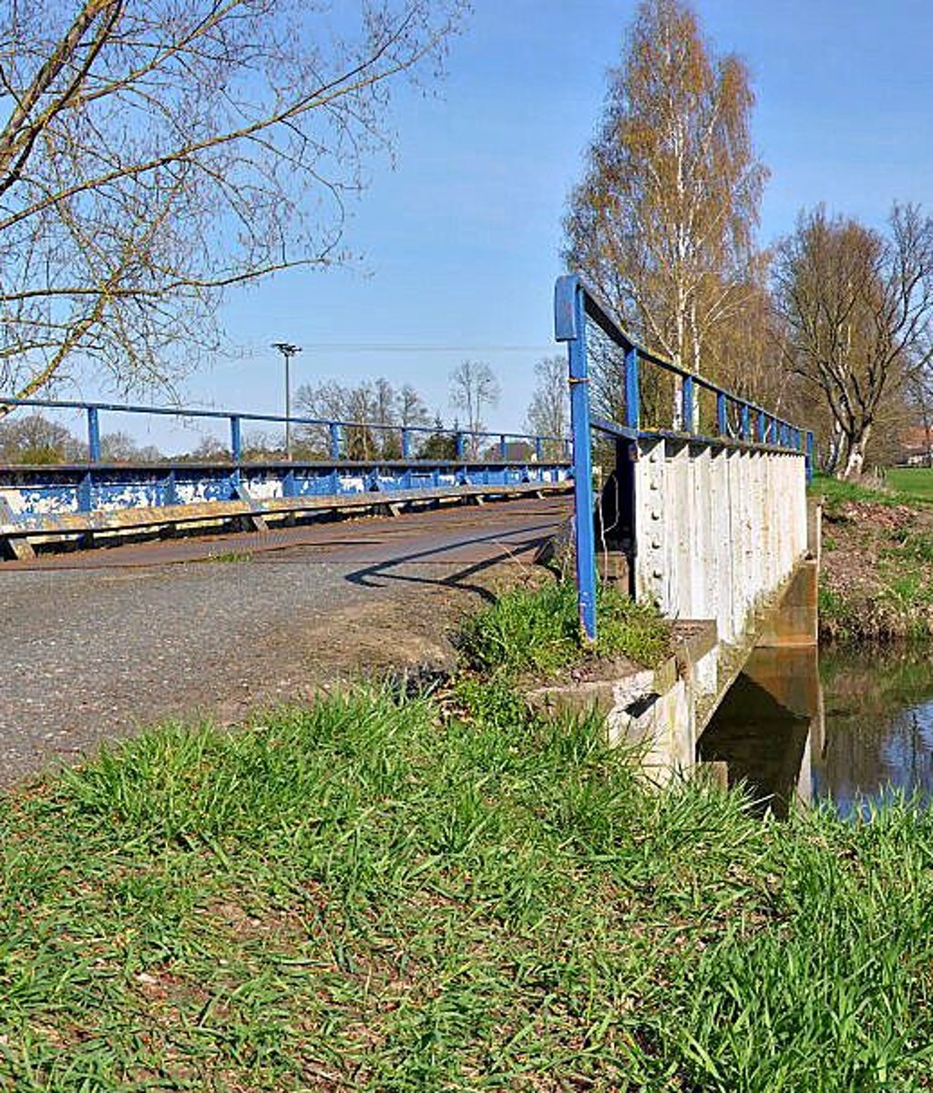 Blick auf die Bahnbrücke. Sie wird abgerissen.