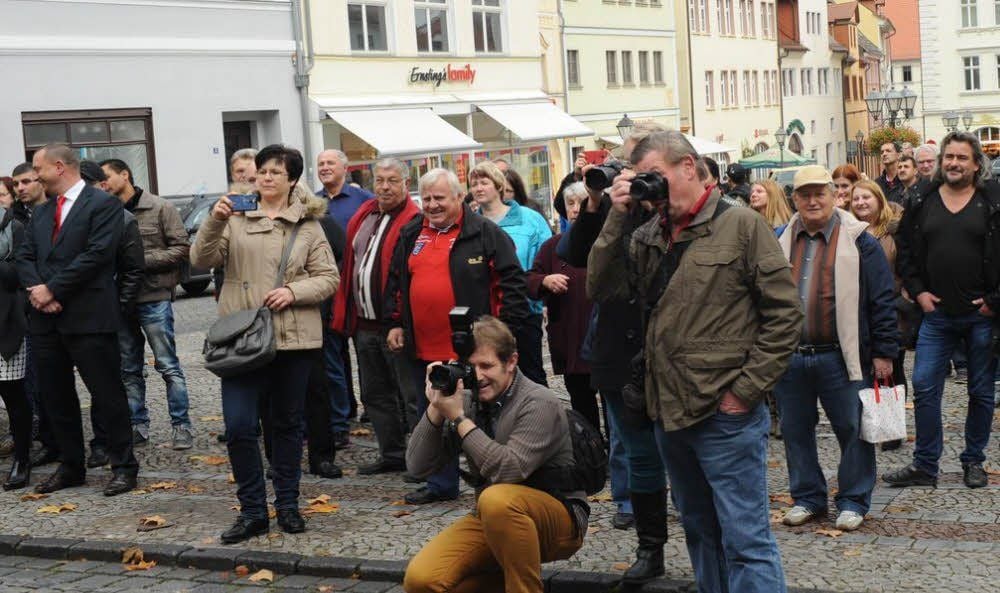 Zahlreiche Schaulustige verfolgen amüsiert das traditionelle Spektakel zum Faschingsauftakt.