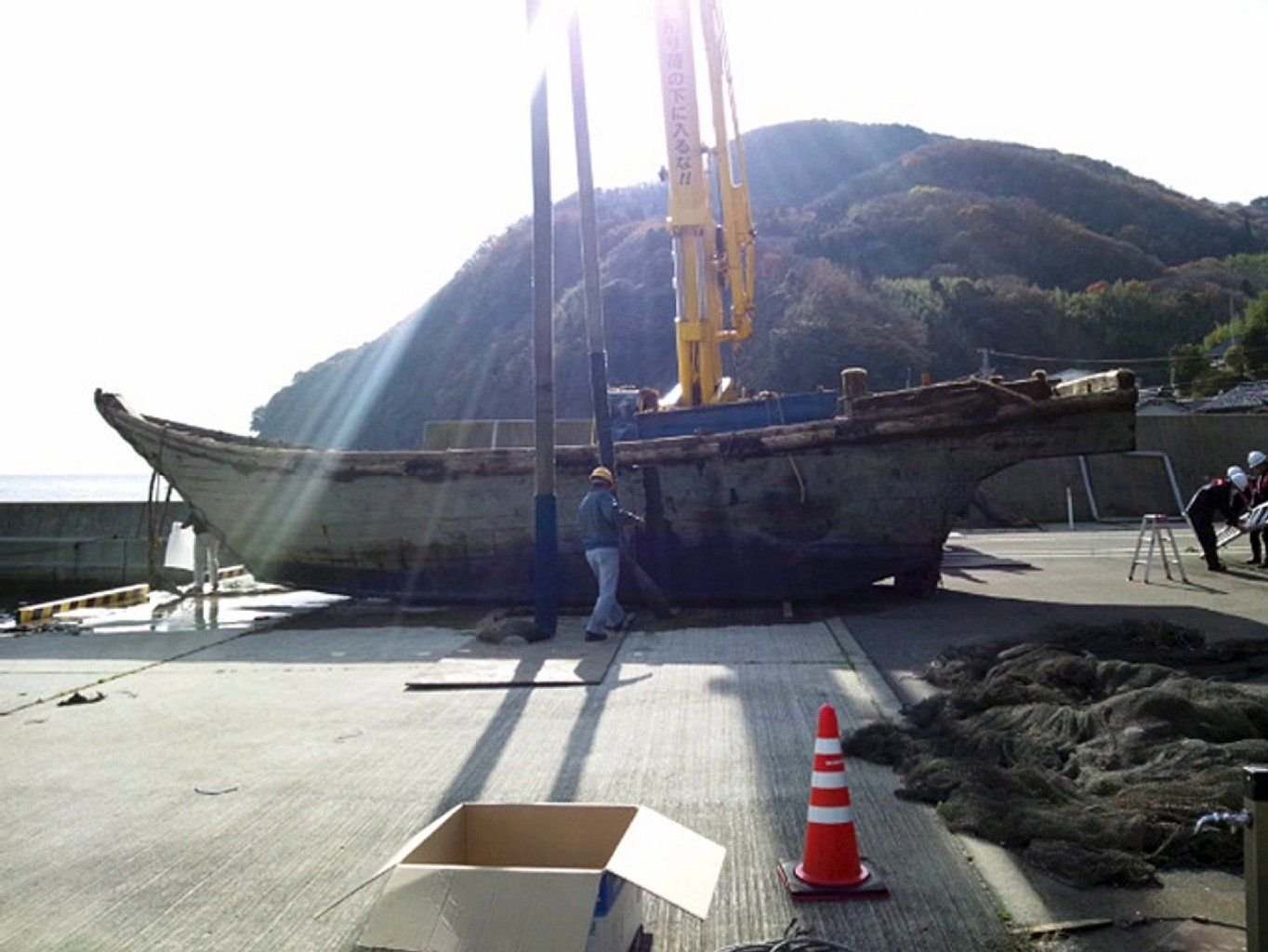 Auf Holzschiffen vor der Küste finden Japaner immer wieder Leichen.