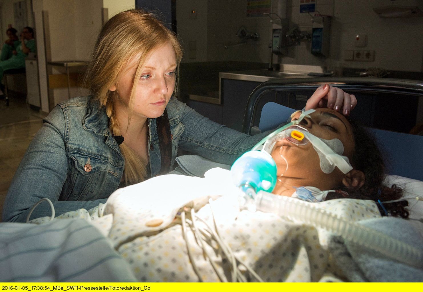 Evelyn (Lilli Fichtner) sitzt stundenlang am Bett ihrer besten Freundin Marie, die nach einem Überfall im Koma liegt.