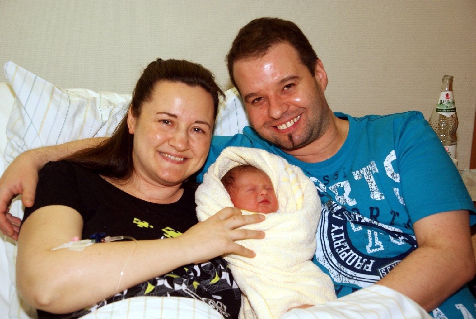 Lenny Gläßer wurde am 24. Dezember um 13.59 geboren. Er wog 2.800 Gramm und war 53 Zentimeter groß. Seine Eltern sind Nicole Gläßer und Daniel Klotz aus Zeitz.