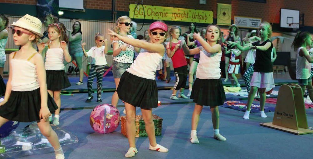 Die Turnerinnen der SG Chemie Bitterfeld zeigten in der Brauereitrunhalle in Bitterfeld ihr sportliches und tänzerisches Können.