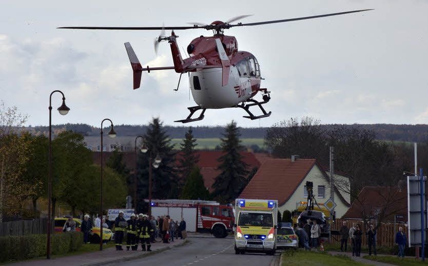 Der verletzte Autofahrer wurde in eine Klinik geflogen.