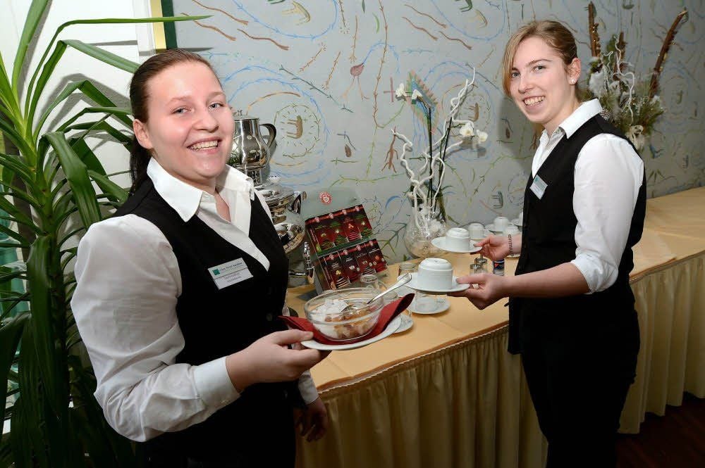Laura Hadhazi und Melanie Müller (v.l.) absolvieren ihre Ausbildung im Osterfelder Hotel Amadeus und haben Spaß daran.