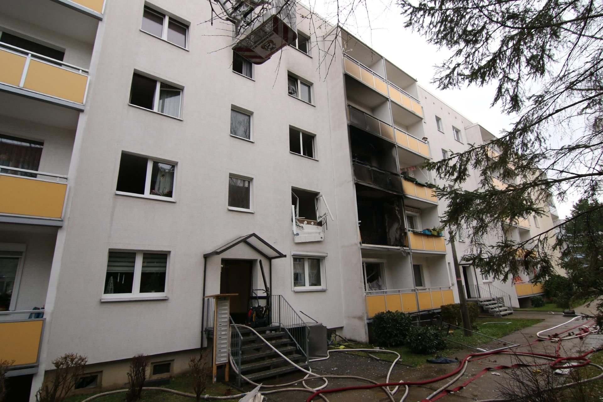 Mehrere Balkone des Mehrfamilienhauses in Blankenburg sind nach der Explosion schwarz verrußt.