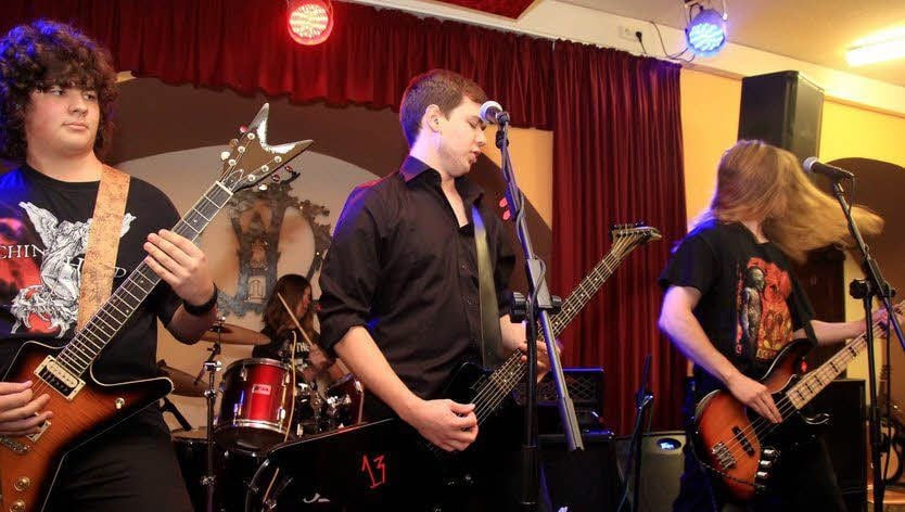 Die Siegerband „Shrinkhead“.