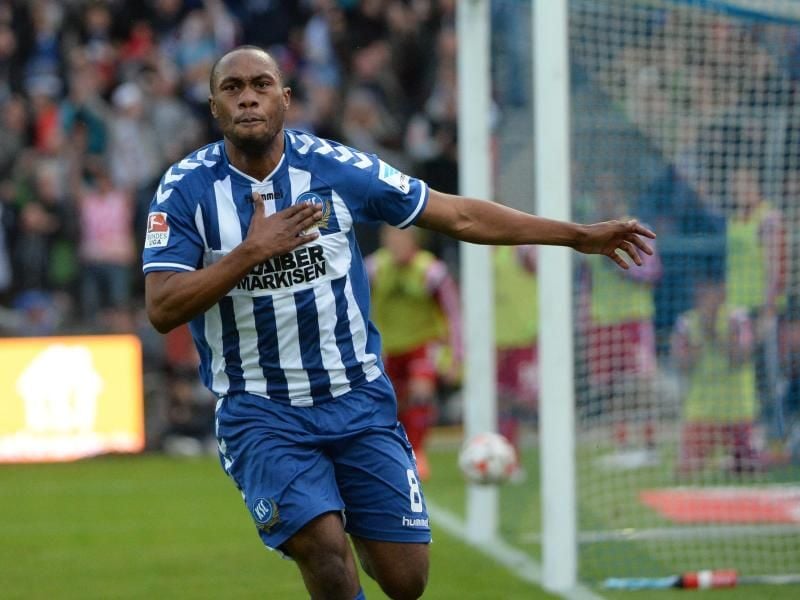Reinhold Yabo, damals noch im Trikot des Karlsruher SC, wechselt auf Leihbasis von RB Salzburg nach Bielefeld. Foto: Marijan Murat/Archiv