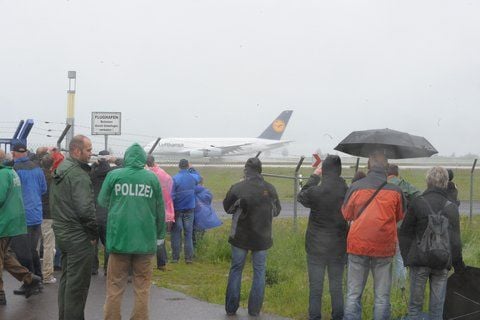 Hunderte Schaulustige beobachteten trotz des schlechten Wetters die Landung des Airbus A 380 am 1. Juni 2010.