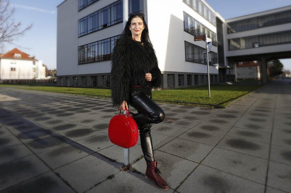 Die gebürtige Dessauerin Anja Kossiwakis zu Besuch in der Heimat - hier am Bauhaus