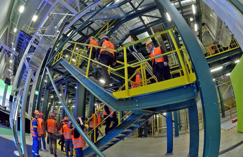 176 Meter lang und 22 Meter hoch ist die neue Fertigungslinie, die sich auch der Ministerpräsident (oben rechts) am Mittwoch anschaute.