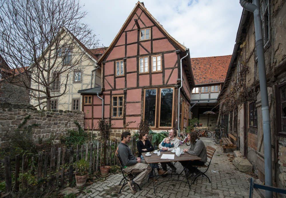 Am Garten in der Pölle 46: Thomas Labusiak (2.v.r.) und Toni sowie seine Frau Miriam freuen sich mit Architekt Ullrich Queck (r.) und Tischler Dennis Möhring (l.) über den ersten Preis für die Restaurierung des Hauses.