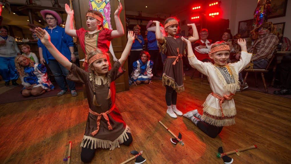 Die Kleinsten tobten sich als Indianer im Wilden Westen aus.