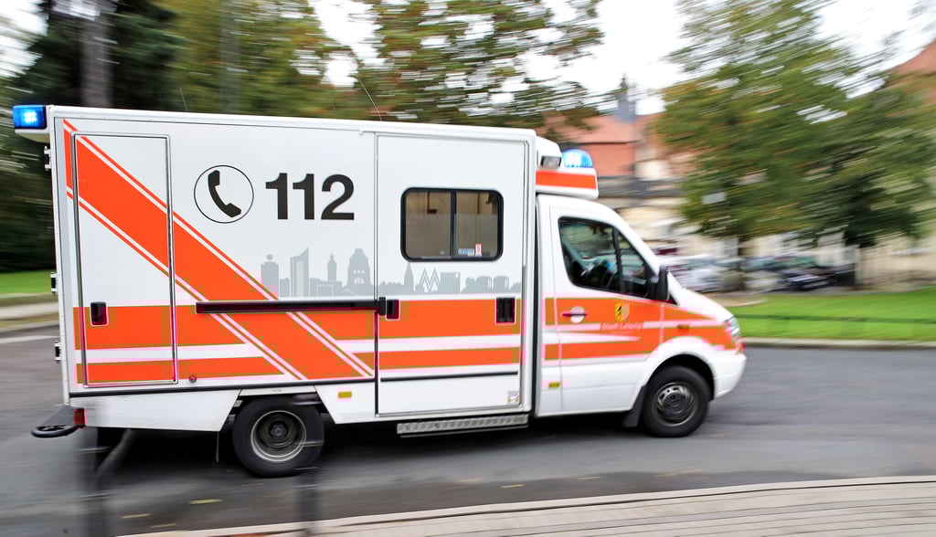 Ein Krankenwagen auf dem Weg zu einem Unfallort.