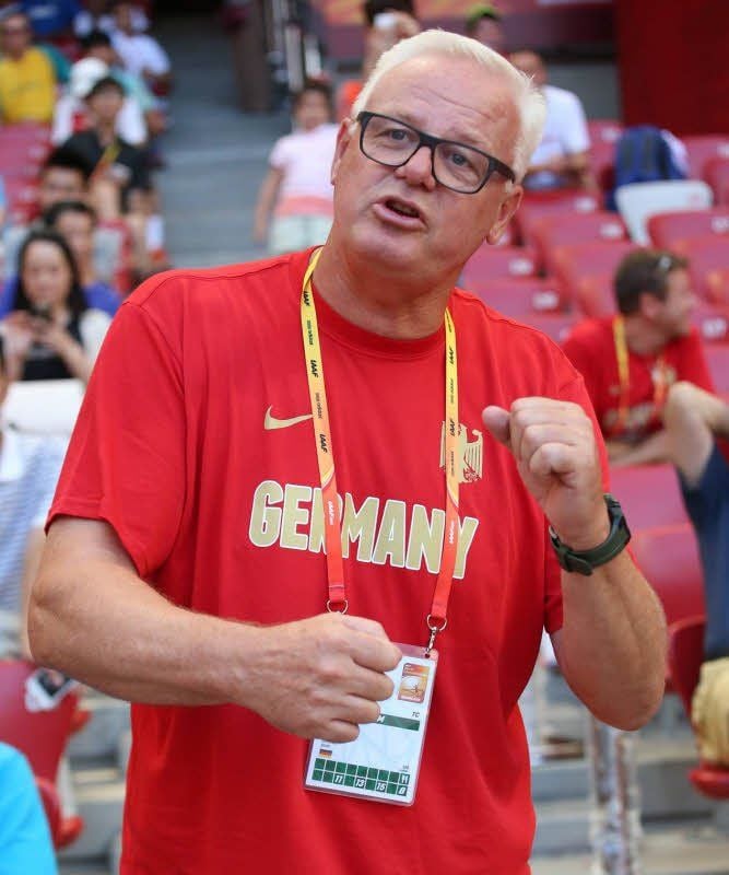Wolfgang Kühne bei der WM in Peking: Der Trainer möchte am liebsten mitspringen.