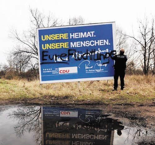 Auch dieses Plakat wurde beschmiert.