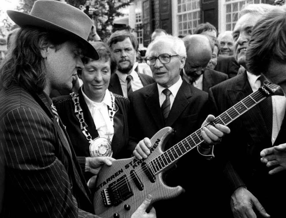 Wuppertal, Herbst 1987: Udo Lindenberg (links) überreicht Erich Honecker eine Gitarre. Seinen legendären „Sonderzug nach Pankow“ hatte der Sänger 1983 in der westdeutschen Fernsehsendung „Kennzeichen D“ gestartet.