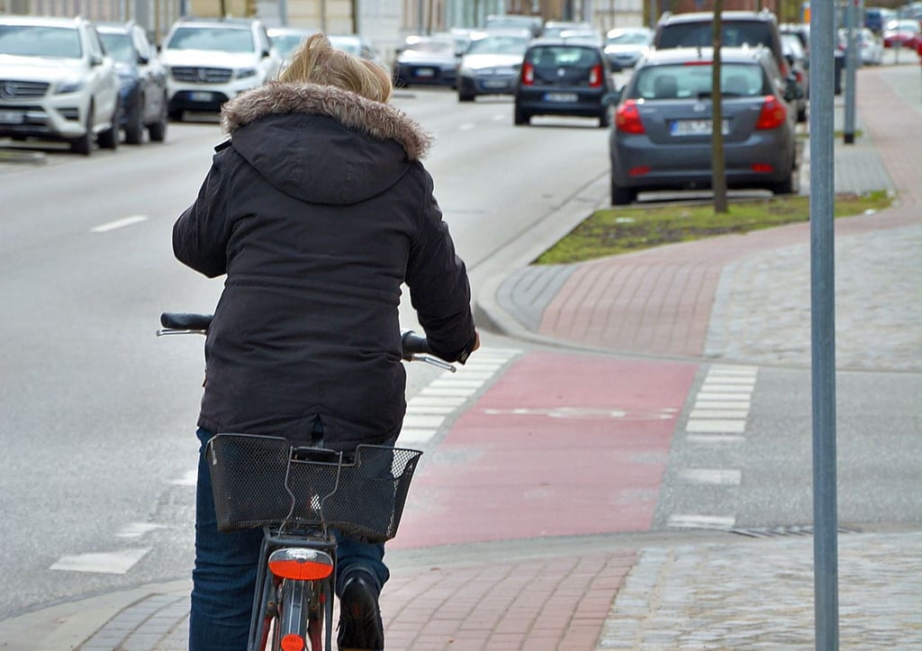 In der Bahnhofstraße in Stendal, hier in Richtung Bahnhof, können Radfahrer seit der Straßensanierung vor einigen Jahren einen separaten Fahrweg nutzen.