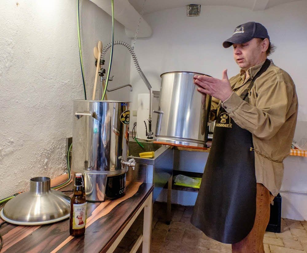 Ralf Schmidt-Wachholz bereitet in seiner Minibrauerei alles für das Bierbrauen vor.